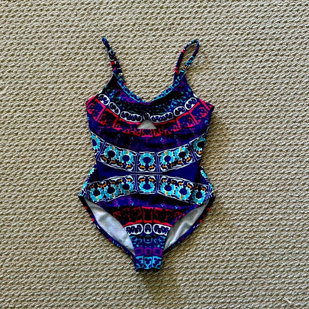 Sz XXS one piece print swimsuit with cutout.